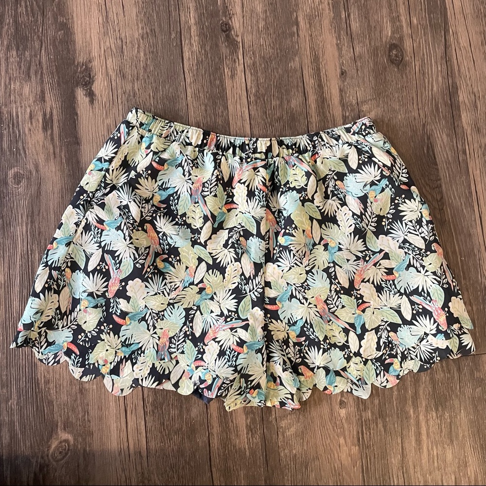 LC shorts with scalloped edge